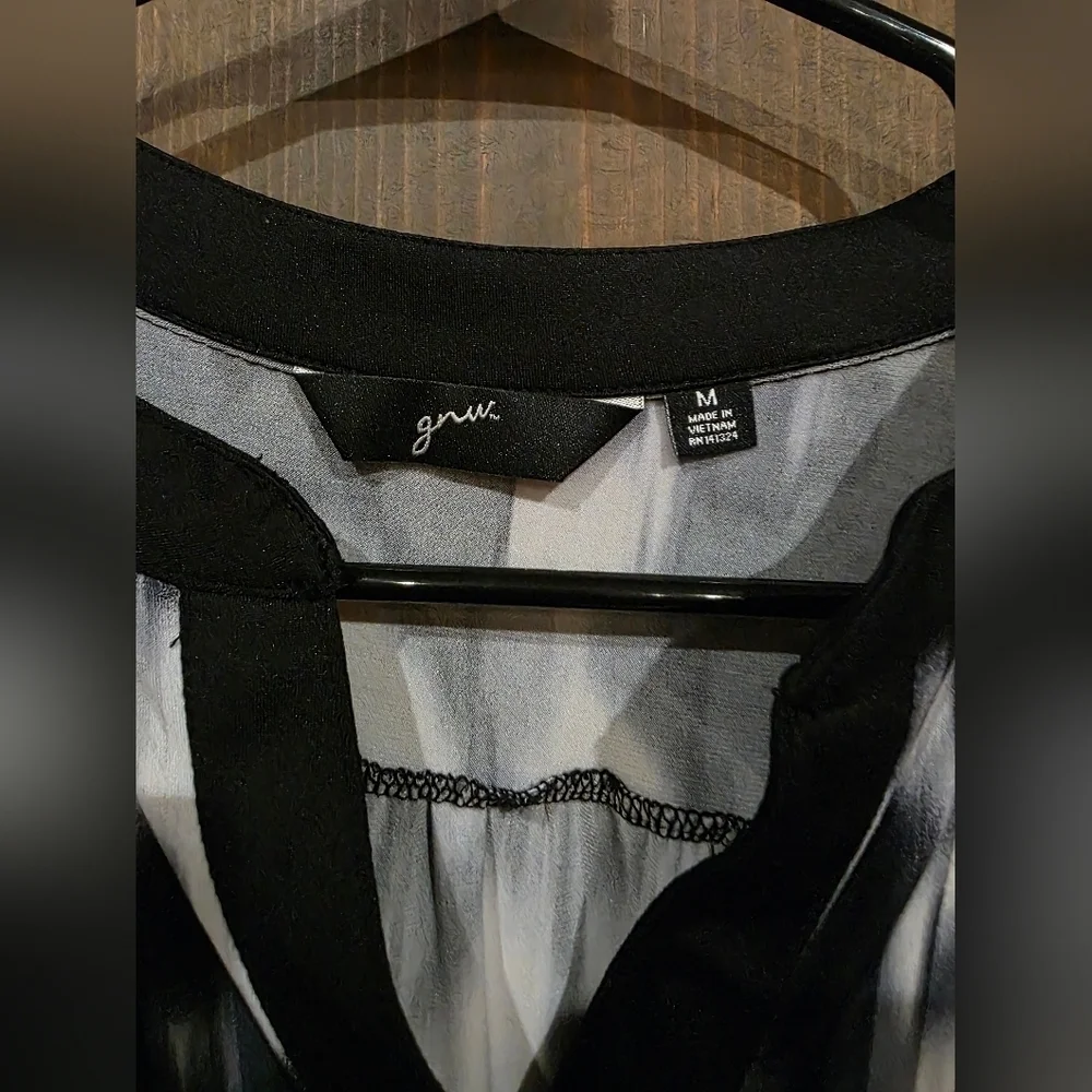 GNW Black and White Sleeveless Women's Top Size Medium - Picture 2 of 4
